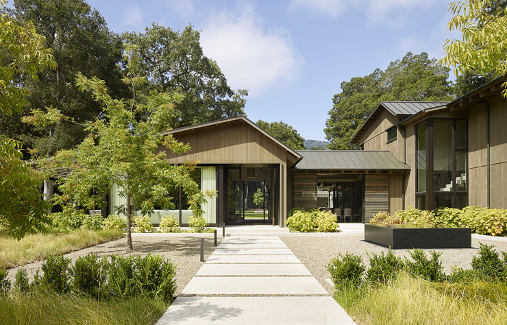 Plus on se rapproche de la maison, plus le jardin devient rectiligne afin de s’accorder à la géométrie de l’architecture.