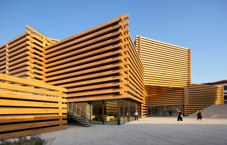 Fidèle à son inclination pour les matériaux naturels, Kengo Kuma a misé sur le bois pour réaliser l’enveloppe de cet édifice destiné à exposer des œuvres d’art moderne et contemporain.