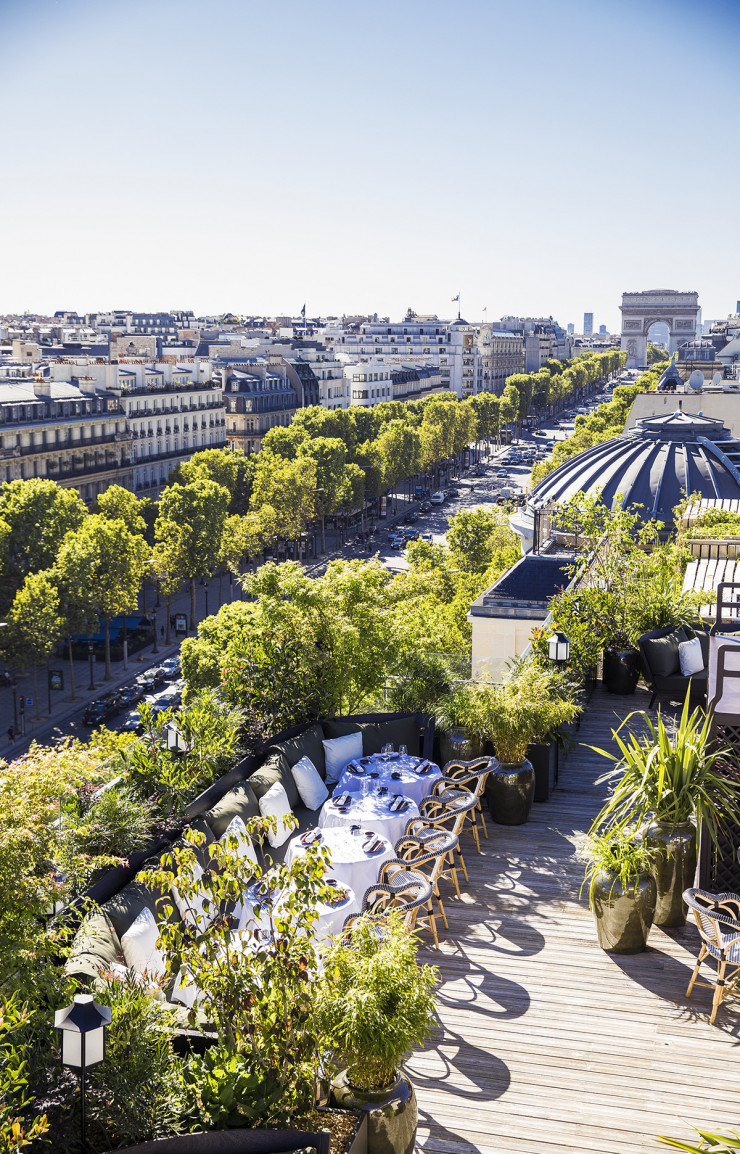 La terrasse du Mun est plongée dans une verdure luxuriante.