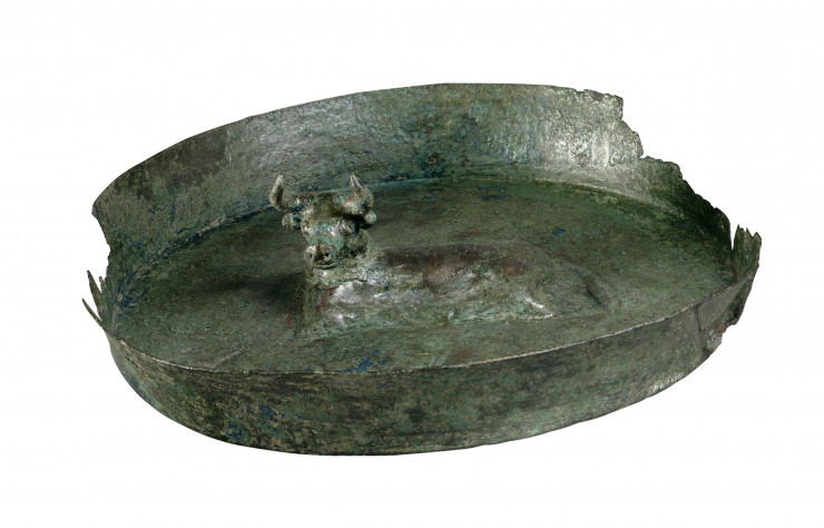 Plat circulaire orné d’un taureau couché  de -2000 av. JC (Musée du Louvre).