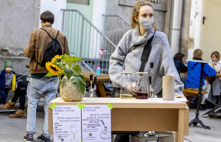 La cuisine mobile en bois local du collectif Off Plate dans la cour de la Vienna Design Week.