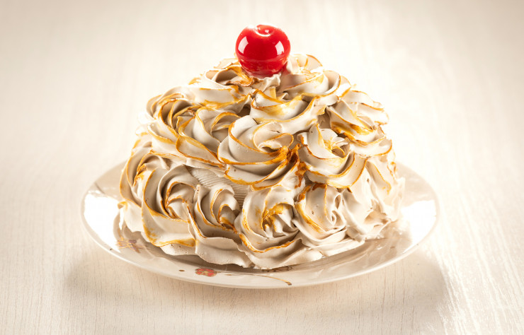 Baked Alaska, issu de la collection « American Series ». Des « pâtisseries » (en verre et en porcelaine) « délicieusement frivoles, ludiques et colorées », selon leur conceptrice, l’Américaine Shayna Leib.