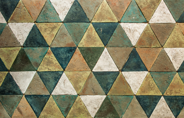 Terre cuite colorée en triangle (20 cm).