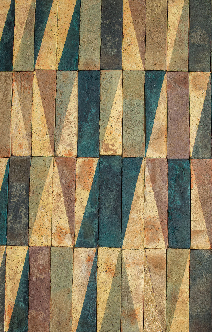 Terre cuite colorée (25 x 5 cm).