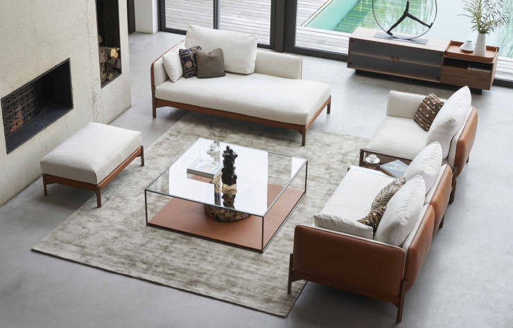 10/ Demi-canapé Jules en tissu, cuir et hêtre massif, à partir de 4 680 €. Duvivier.