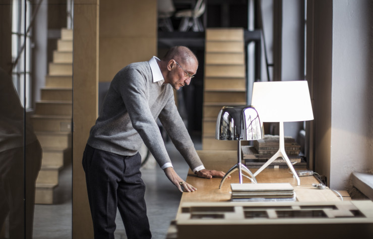Rodolfo Dordoni, dans son agence milanaise, en compagnie de la lampe Lumiere et de sa version XL.