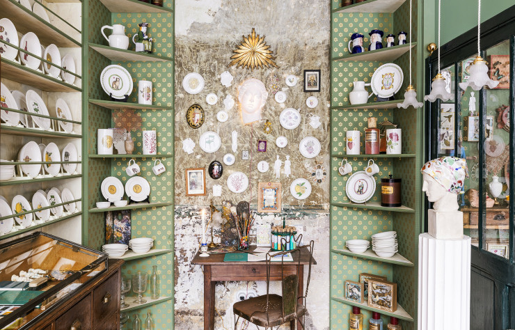 Dans ce décor délibérément désuet, difficile de ne pas craquer pour l’une des mille et une trouvailles de l’illustrateur.