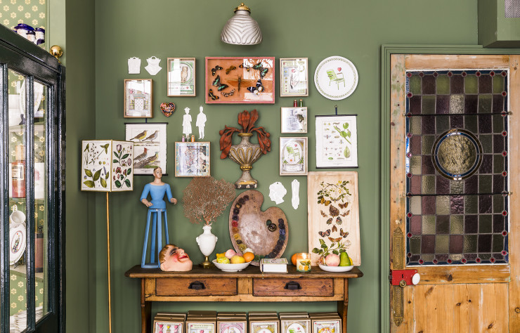 Marin Montagut présente ses propres illustrations, mais aussi des objets au fort pouvoir séducteur.