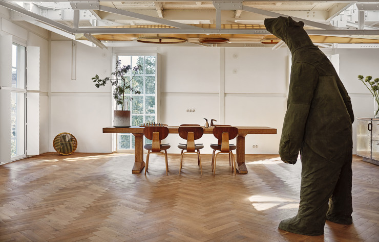 Editées au mitan du XXe siècle, les chaises de Cees Braakman témoignent de l’influence des Eames sur le designer néerlandais.