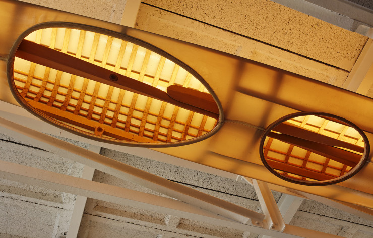 Avec sa matière translucide, ce canoë-suspension diffuse une lumière douce et insoupçonnée.