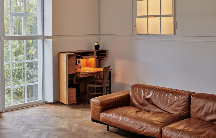 Bureau Magic Box de Mumenthaler & Meier surmonté d’un caisson lumineux.