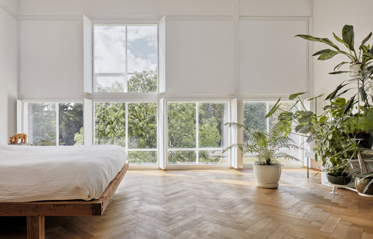 Dans toutes les pièces de la maison, des volets intérieurs permettent de moduler aisément les apports de lumière naturelle.