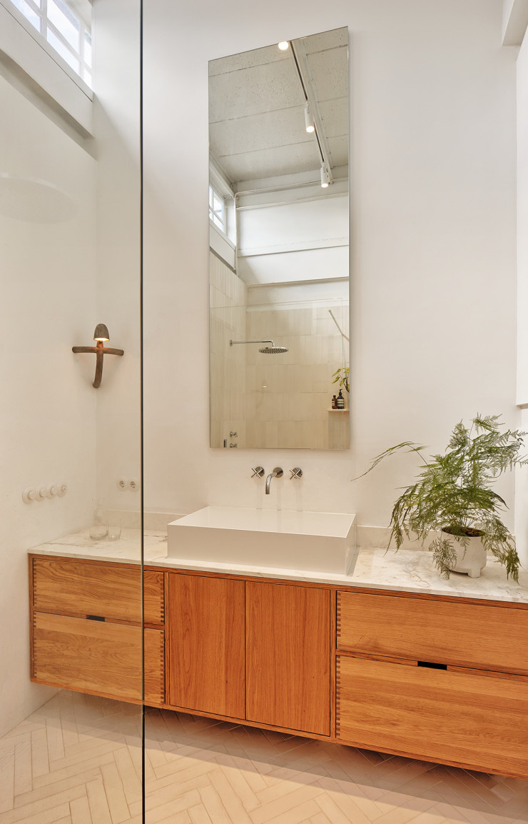 L’appartement dispose également d’une petite chambre d’amis et de sa salle d’eau attenante, toujours immaculée et ponctuée par une applique dessinée par les propriétaires des lieux.