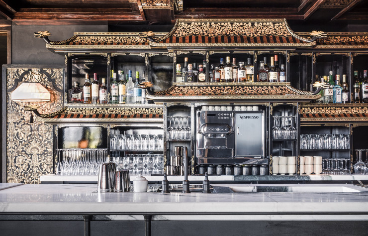 Le bar, qui rappelle les pagodes chinoises, est le théâtre de la mixologie d’Aurélien Fleury.
