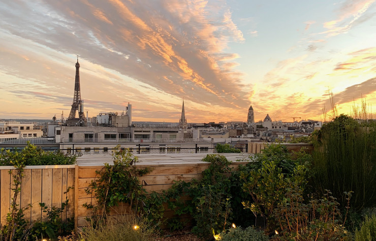 A la nuit tombante, le ciel de Paris se dévoile comme nulle part ailleurs.