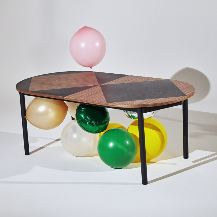 Tavla modernise la marqueterie, avec son motif inspiré du Backgammon.
