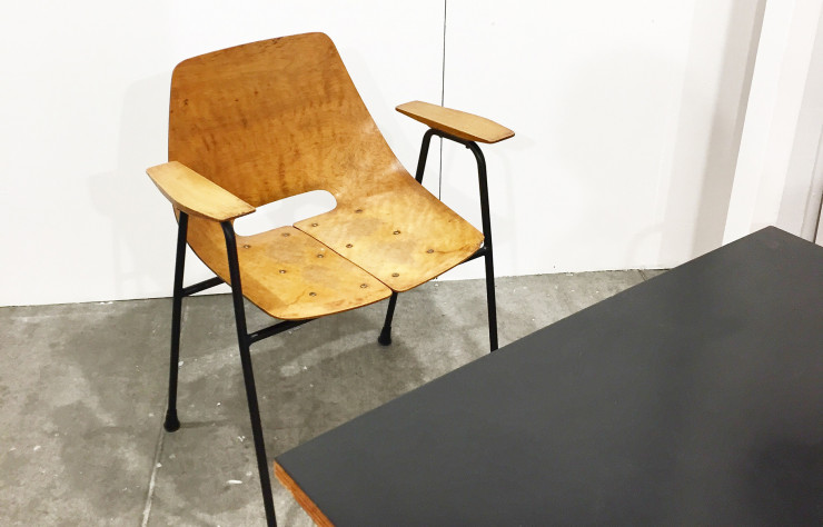 Chaise Amsterdam, dite Tonneau (1953, Steiner), à retrouver dans la galerie d’Aurélien Jeauneau.