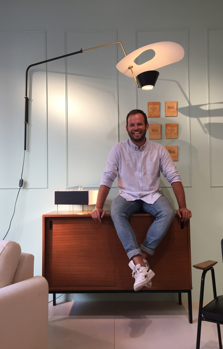 Aurélien Jeauneau, antiquaire, coauteur d’une monographie et organisateur d’une exposition parisienne sur Pierre Guariche. Ici éclairé par une applique G25, dite Cerf-volant (Pierre Disderot, rééditée chez Sammode), du designer français.