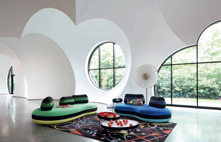 Canapé Bombom en tissu, multiplis de pin et hêtre massif, design Joana Vasconcelos, à partir de 3 690 €. Roche Bobois.