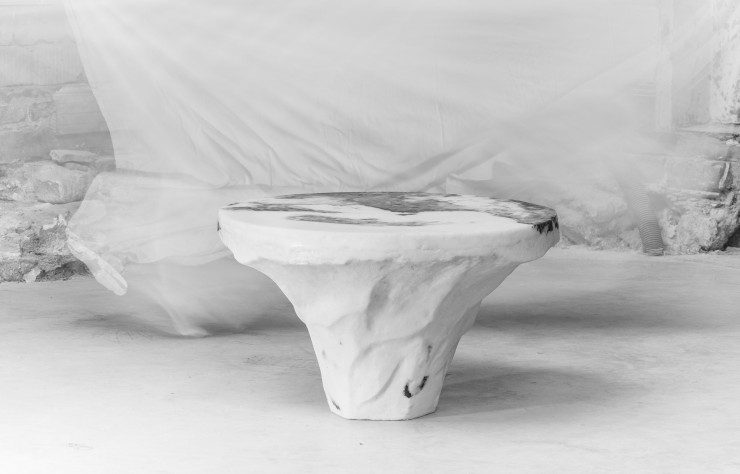 Table d’appoint Marbled Salts Mountain, de Roxane Lahidji, en sel de mer, gomme végétale, graphite et résine.