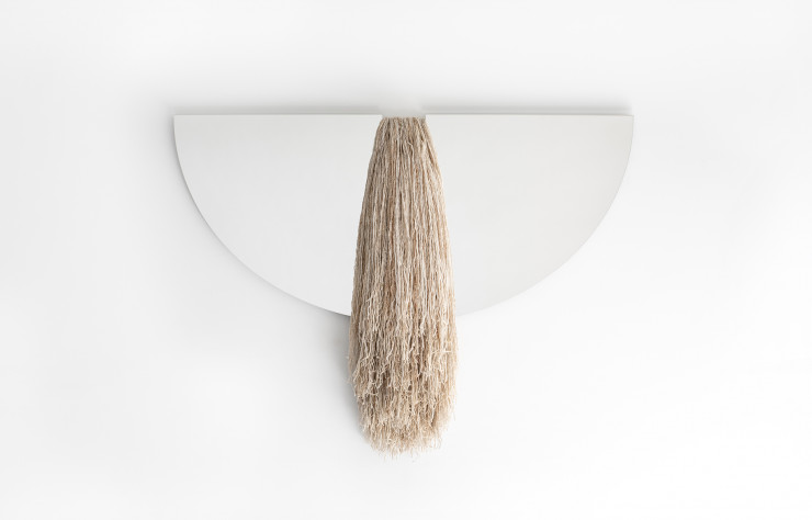Miroir Artemis de Ben & Aja Blanc, agrémenté de fibres de soie naturelles filées et teintées à la main.