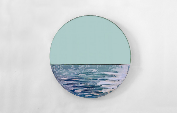 Miroir Horizon du studio Ocrùm, relevé de céramique émaillée à la main.