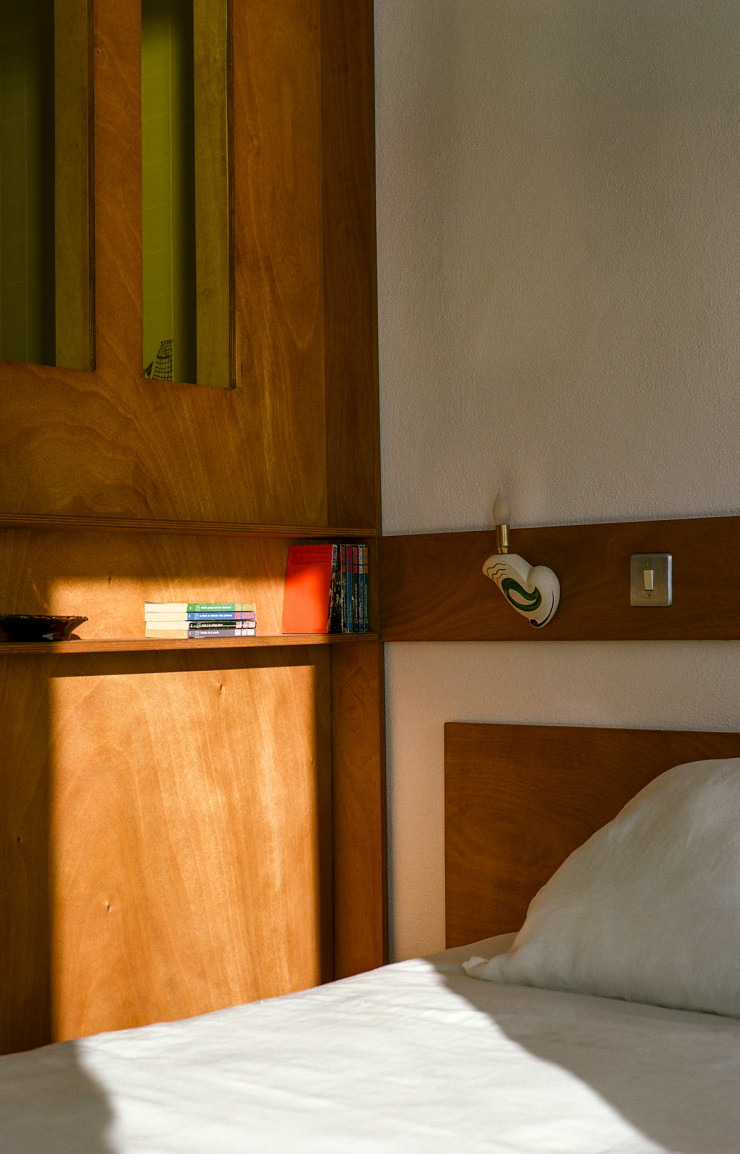 Dans les cinq chambres, des objets chinés complètent joyeusement une ambiance aux influences eighties.