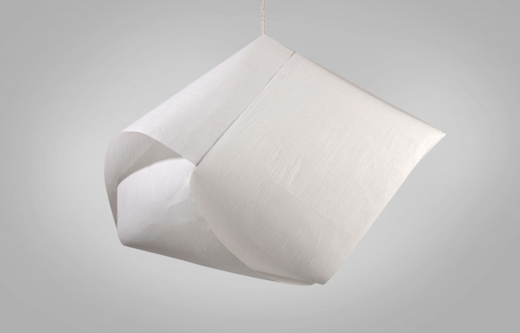 Suspension Loop, de Valérie Jolly, en papier de soie.