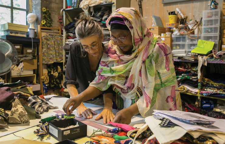 Création textile dans l’atelier des Résilientes.