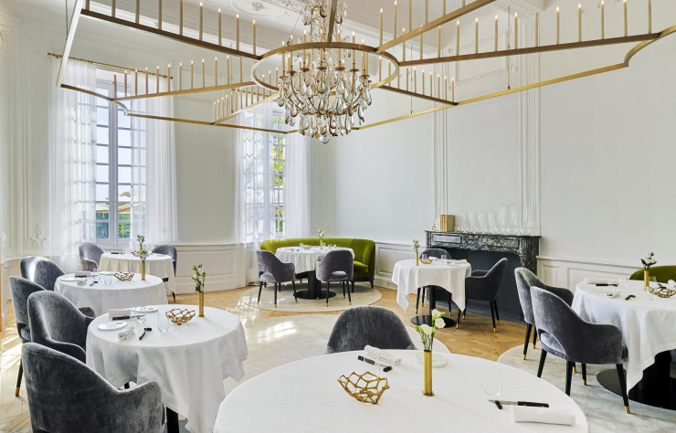 La salle de l’adresse gastronomique Le Art est ornée de spectaculaires lustres de la maison Mathieu.