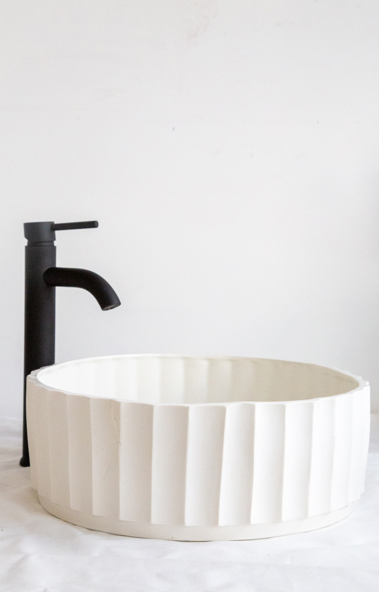 L’Atelier Zû rentre dans les salles de bain avec cette vasque blanche.