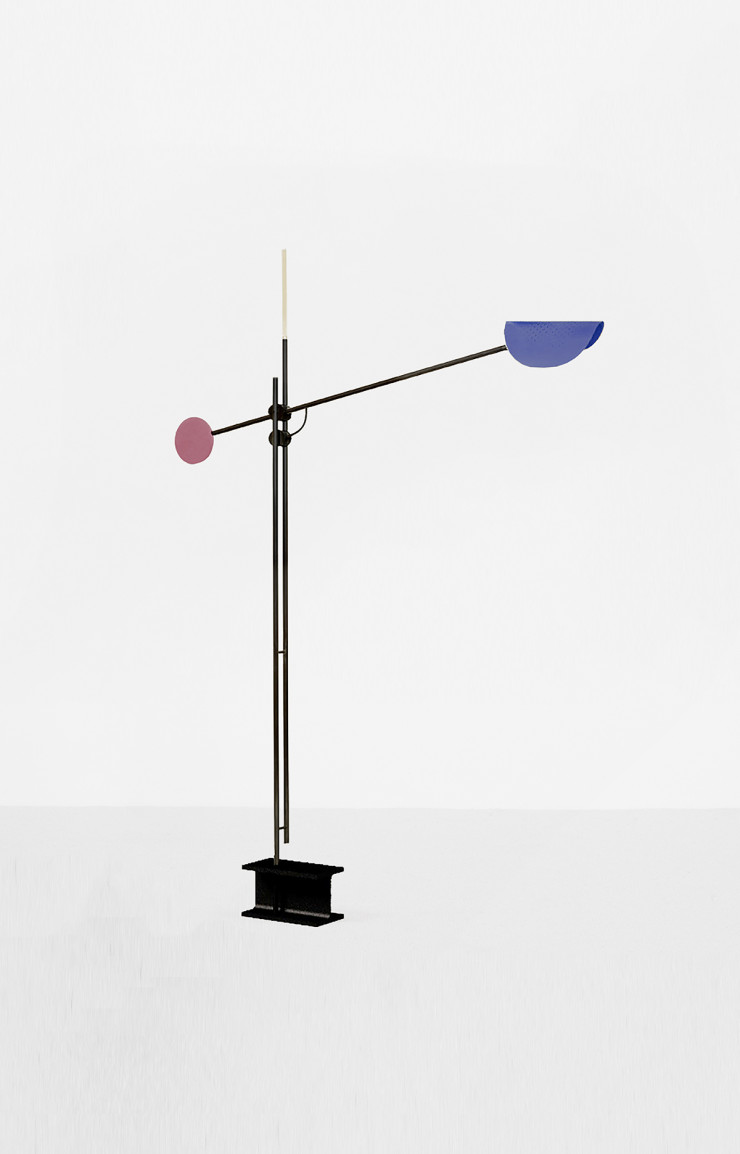 Fondateurs de la nouvelle marque SB 26, Samuel Accoceberry et le ferronnier d’art Bruce Cecere présentent notamment le lampadaire Moon, aux cotés d’autres luminaires et d’une série de bougeoirs.