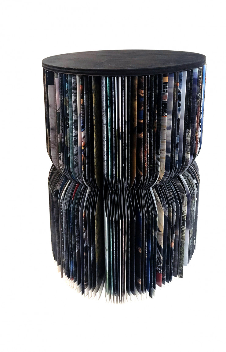 Réalisées à partir de livres usés, les tables d’appoint des Résilientes, le studio de design d’Emmaüs Alternatives, sont disponibles à petits prix au sein du concept-store de la biennale.