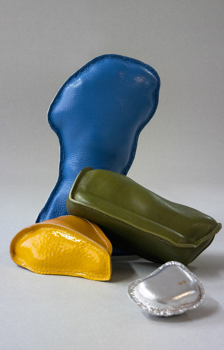 Sculptures, presse-papiers ou cale-portes, les pièces de JN. Mello Club, un duo incarné par Karine Arabian et Franck Blais, sont délibérément sujettes à la libre interprétation et revisitent les plus grands savoir-faire de la maroquinerie.