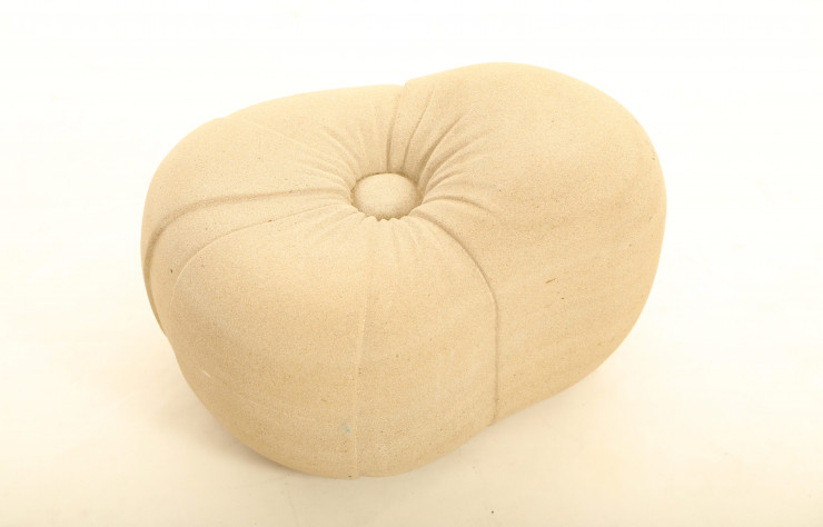Pouf Egrésé en grès des Vosges de Morgane Ratton et Violette Arbogast.