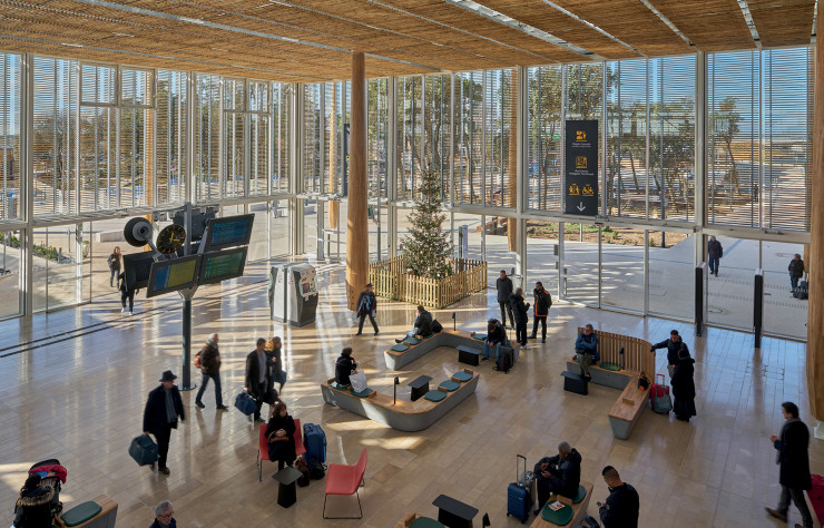 Protégée du soleil mais baignée de lumière naturelle, la salle des pas perdus ne nécessite qu’un minimum d’éclairage artificiel.