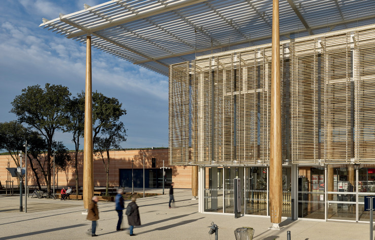 En provenance des Vosges, le bois des poteaux répond au béton coloré du bâtiment de services et aux bambous asiatiques des canisses, les bambous cultivés en France ne répondant pas aux exigences de durée de vie et de tenue au feu.