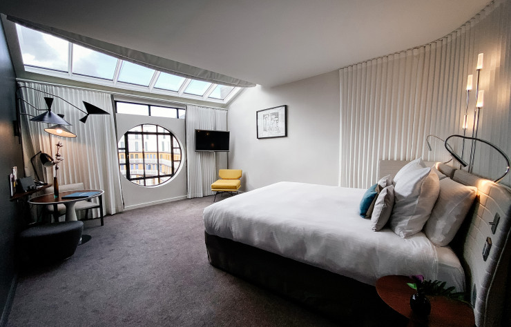 La chambre « Hublot » dont la fenêtre reprend les codes de la marque signée MGallery.