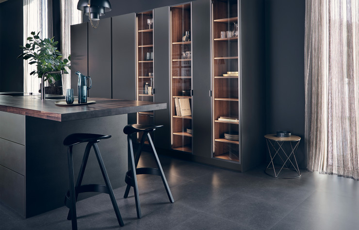 Pour accompagner Steel – une fiction de façade déclinée en teinte Ferro -, Les modèles Vero à cadre métallique anodisé offrent une surface d’exposition de grand standing. Leur habillage intérieur en bois compose un bel écrin. Leicht.