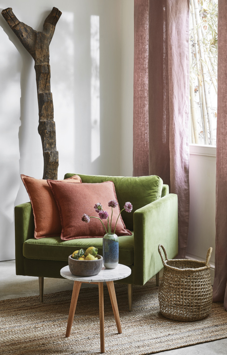 Le fauteuil Jorel, ici tapissé en tissus velours vert.