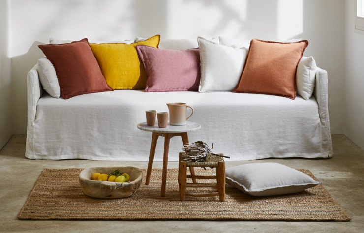 Motivée par l’envie de se repositionner, Madura a repensé l’uni dans des matières telles que le lin ou le velours.