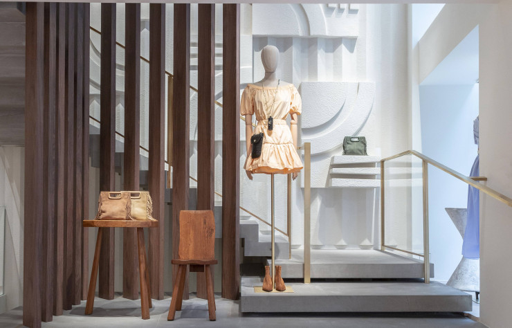Pour décorer l’intérieur de la boutique Maje, rue Saint-Honoré, à Paris (Ier), le studio Haddou-Dufourcq a imaginé un décor avec des bas-reliefs aux volumes géométriques, dont la « teinte craie fait écho aux façades parisiennes ». Table et chaise de Jean Touret.