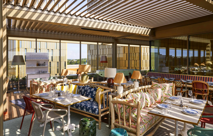 Dès que le soleil pointe son nez, le rooftop offre ses transats et canapés moelleux…