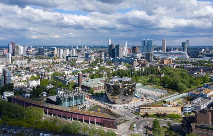 Le Dépôt Boijmans Van Beuningen s’ajoute à la liste des établissements culturels du Museumpark, dessiné au début des années 90 par une autre agence néerlandaise de renom : OMA.