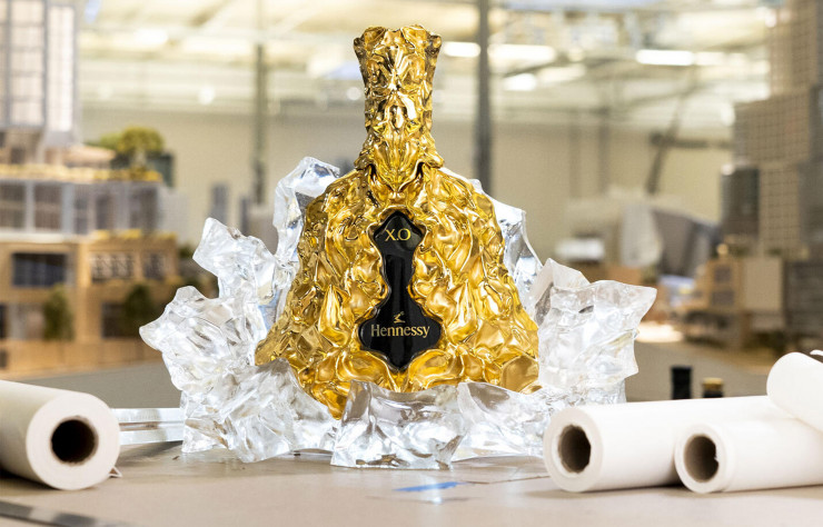 La carafe posée sur son socle de verre.