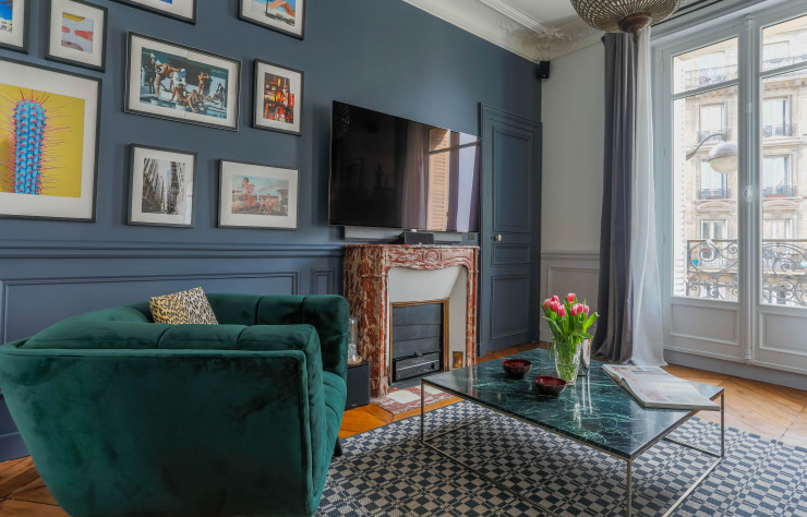 Peinture Elyopur coloris Gris Cementite (Seigneurie), appliquée dans un intérieur cosy et contemporain.