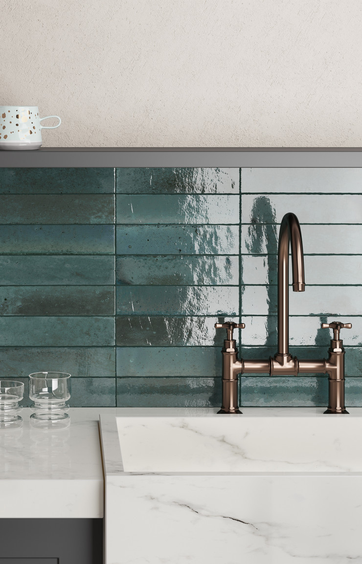 Grès cérame émaillé, collection « Crogiolo Lume », 6 coloris, (l x h) 6 x 24 cm (Marazzi).