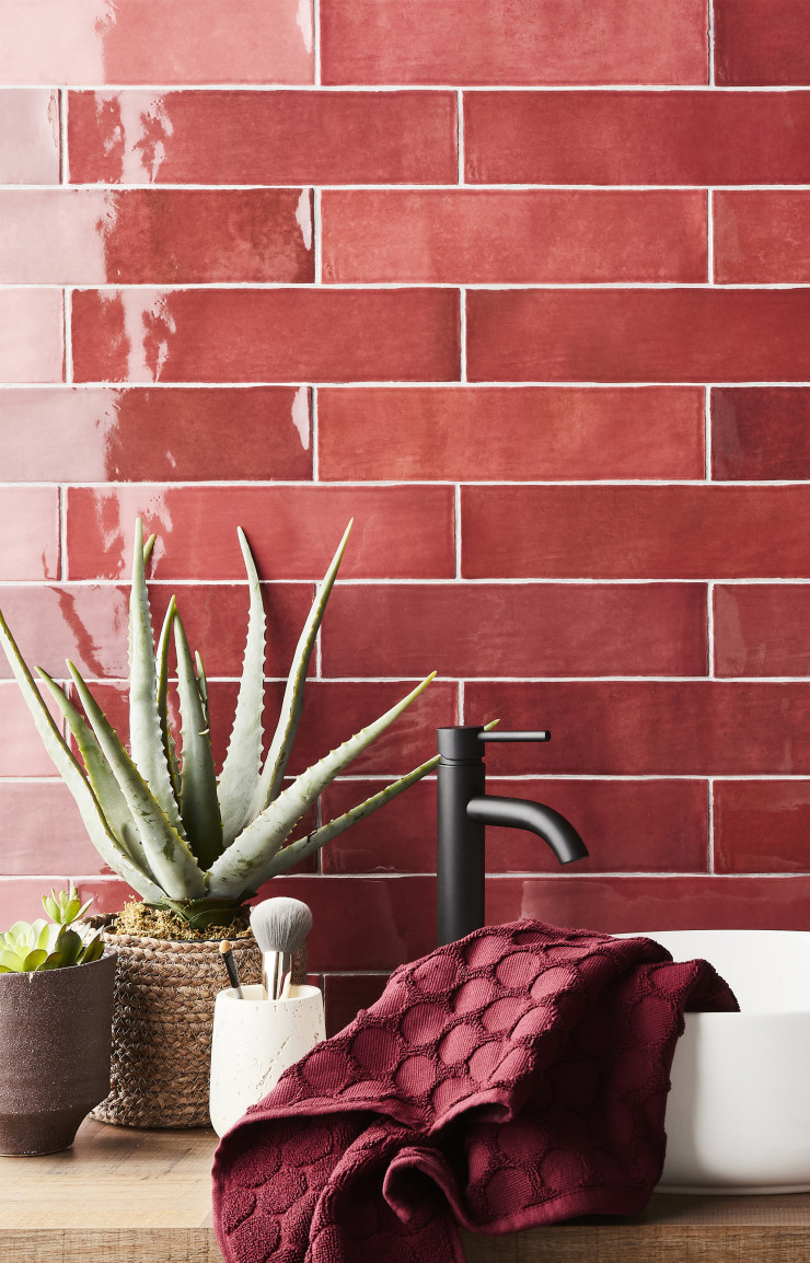 Carrelage en faïence brillante, 4 coloris, collection « Bakerstreet », (l x h) 7,5 x 30 cm (Leroy Merlin).
