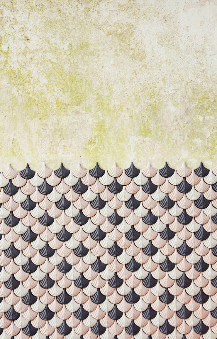 Mosaïque artisanale en porcelaine ou céramique, collection « Plumage », design Cristina Celestino, l’étoile montante du design italien. Disponible en divers coloris et 2 formats (Botteganove chez Carrément Victoire).