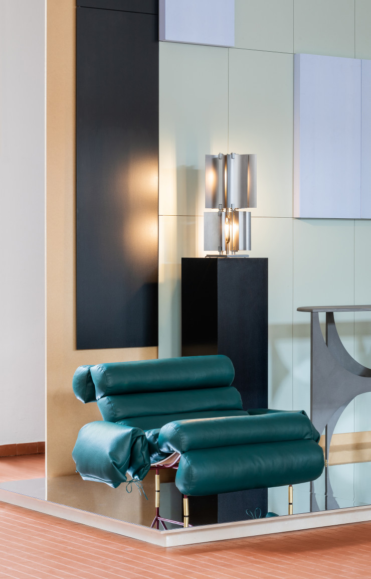 Fauteuil Nuvola, console Butterfly Red Concrete Porcelain et lampe Petali, collection « Paesaggio », de Hannes Peer (SEM).